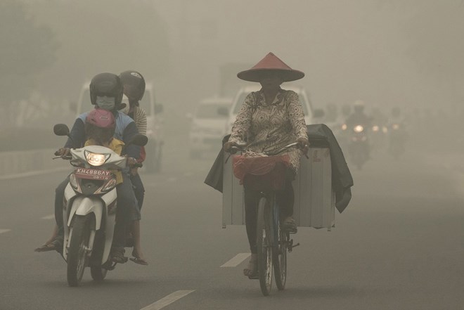 Đường phố Palangkaraya ở Indonesia chìm trong khói mù. (Nguồn: Reuters)