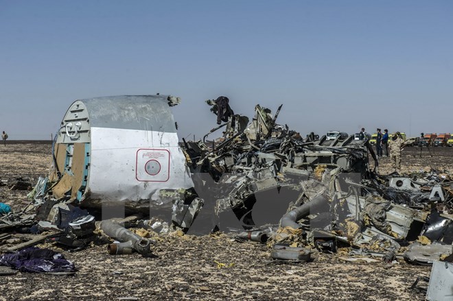 Mảnh vỡ máy bay A321 tại hiện trường ở Wadi al-Zolomat, bán đảo Sinai, Ai Cập. (Nguồn: AFP/TTXVN)