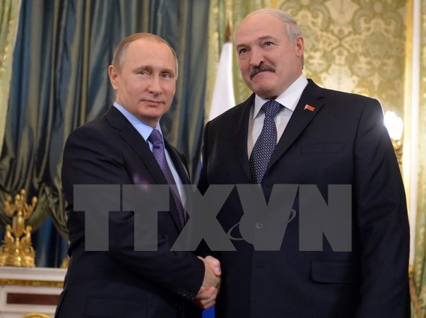 Tổng thống Nga Vladimir Putin (trái) và Tổng thống Alexander Lukashenko (phải) trong cuộc gặp ở Moskva. (Ảnh: AFP/TTXVN)