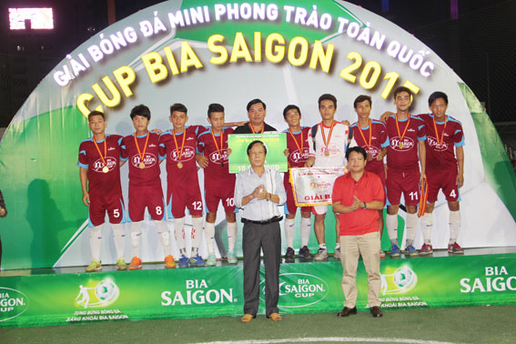 Đội FC Danh Lợi (Đồng Nai) nhận giải ba với 10 triệu đồng