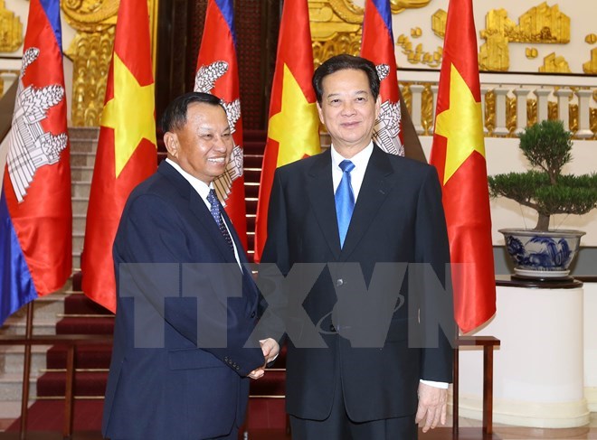 Prime Minister Nguyen Tan Dung (R) and President of the Cambodia Senate Say Chhum