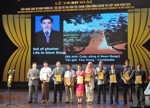 Prizes were presented at the Festival of Photos, Reportage and Documentary Films on the Peoples in ASEAN Community in Vietnam 2015.