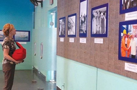 A foreigner visits Vietnam's Sea and Islands: Beauty and Peace photo exhibition at HCM City's War Remnants Museum.