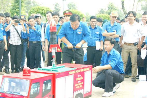 Phần thi “Sáng tạo tên lửa nước” của Đoàn thanh niên cảnh sát phòng cháy chữa cháy