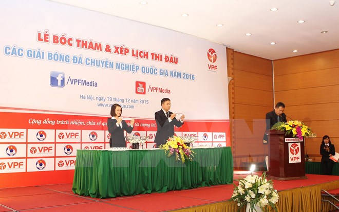 Bốc thăm các giải bóng đá chuyên nghiệp quốc gia 2016. (Ảnh: Quốc Khánh/TTXVN)