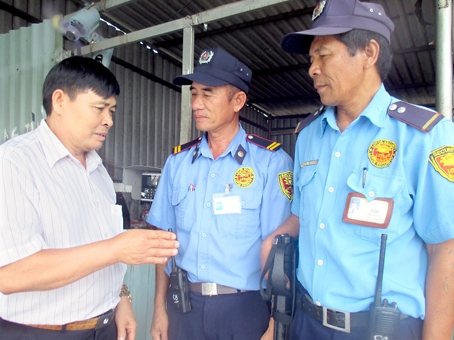 Cựu chiến binh Lê Văn Trọng thăm hỏi, động viên những người lính trong quá trình trực gác mục tiêu.