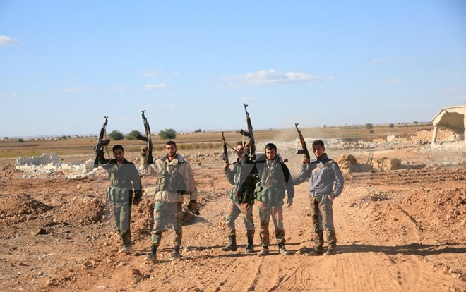 Binh sỹ Syria tại khu vực ngoại ô Kweyris, gần căn cứ không quân Kweyris, phía Đông Aleppo, Syria . (Ảnh: AFP/TTXVN)