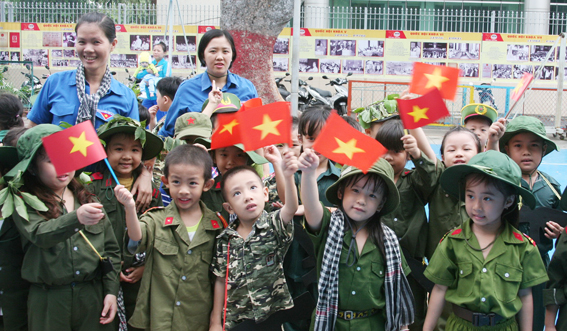  Trong trang phục các lực lượng vũ trang, thiếu nhi và giáo viên Nhà thiếu nhi tỉnh tham gia mít tinh chào mừng 71 năm thành lập Quân đội nhân dân Việt Nam và 39 năm thành lập Nhà thiếu nhi tỉnh.