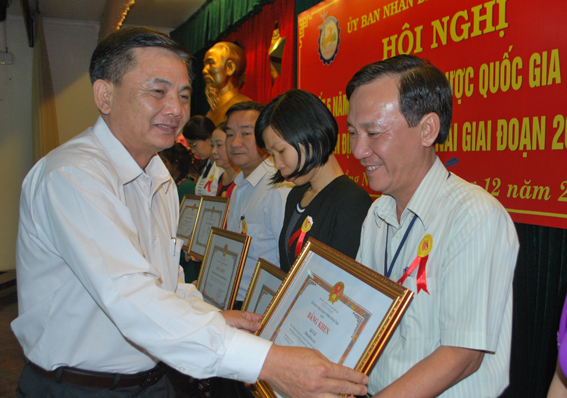  Ông Nguyễn Văn Thuộc, Giám đốc Sở Lao động – thương binh và xã hội, Phó Trưởng ban thường trực Ban vì sự tiến bộ phụ nữ tỉnh trao bằng khen của UBND tỉnh cho các tập thể và cá nhân xuất sắc