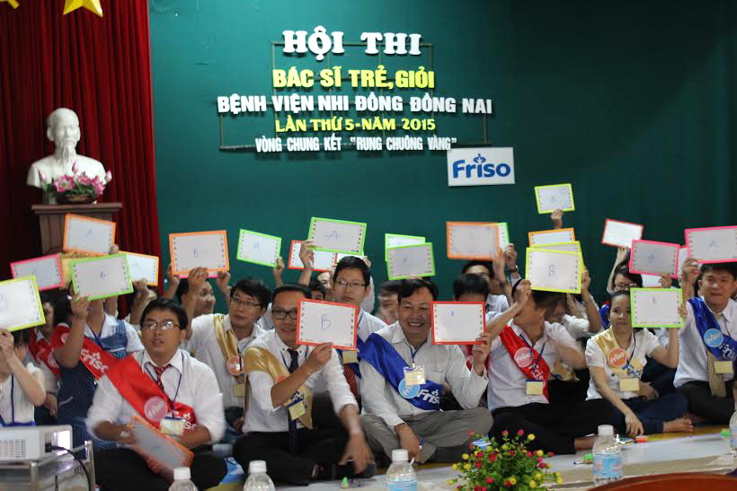 Các thí sinh tham dự Hội thi bác sĩ trẻ giỏi vòng chung kết "Rung chuông vàng"