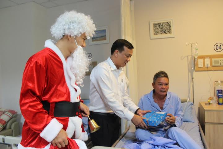 Phó giám đốc Bệnh viện đa khoa Đồng Nai Ngô Đức Tuấn tặng quà Noel cho bệnh nhân
