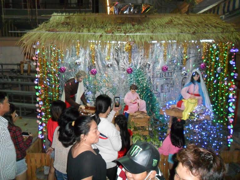 Người dân nhìn ngắm một tiểu cảnh về ngày giáng sinh tại một giáo xứ ở TP.Biên Hòa
