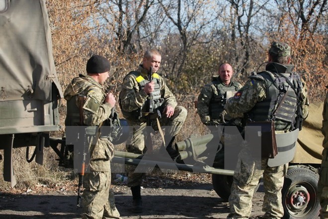 Binh sỹ Ukraine chuyên súng cối tự động Vasilyok 85mm rời làng Peski ngày 7/11. (Ảnh: AFP/ TTXVN)