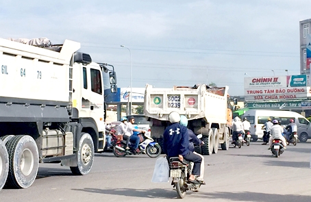  Tình trạng giao thông hỗn loạn ở khu vực vòng xoay cổng 11.