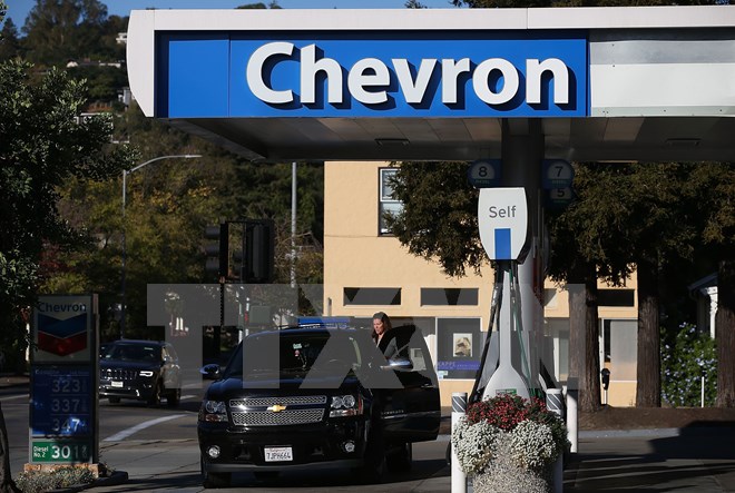 Người dân mua xăng tại trạm xăng của Hãng Chevron ở Corte Madera, California, Mỹ. (Nguồn: AFP/TTXVN)