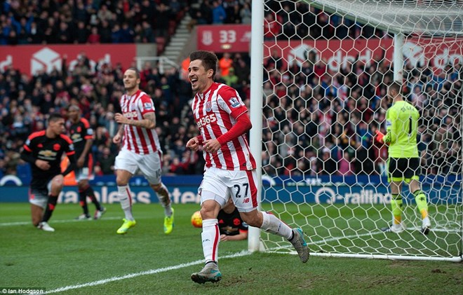 Bojan Krkic mở đầu cho chiến thắng của Stoke City. (Nguồn: Daily Mail)