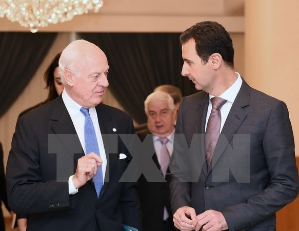 Tổng thống Syria Bashar al-Assad (phải) và Đặc phái viên LHQ về vấn đề Syria Staffan de Mistura. (Nguồn: AFP/TTXVN)