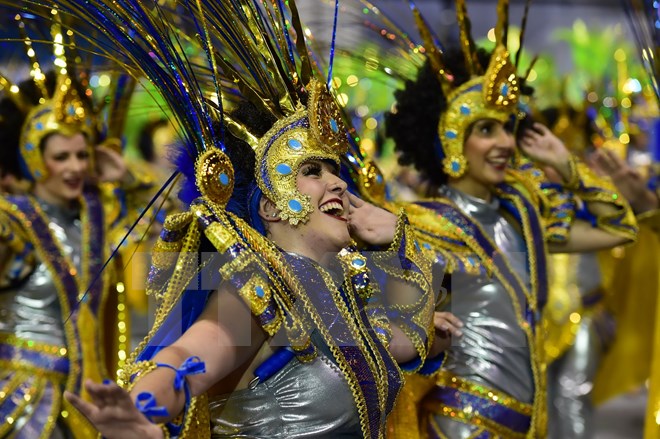 Các vũ công Samba biểu diễn trong lễ hội hóa trang ở Rio de Janeiro. (Nguồn: AFP/TTXVN)