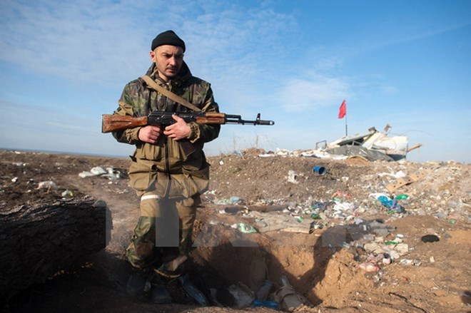 Tay súng ly khai miền Đông Ukraine làm nhiệm vụ tại làng Frunze thuộc vùng Lugansk. (Ảnh: AFP/TTXVN)