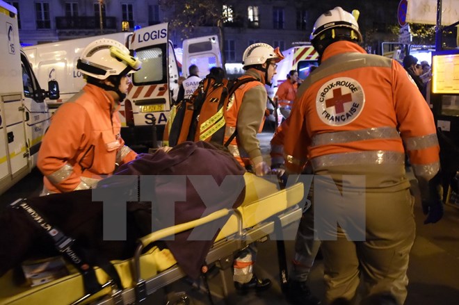 Cứu hộ chuyển người bị thương trong vụ khủng bố ở nhà hát Bataclan, Paris ngày 13/11. (Ảnh: AFP)