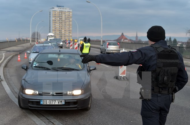 Cảnh sát Pháp kiểm tra một xe ôtô tại khu vực biên giới Pháp-Đức. (Nguồn: AFP/TTXVN)