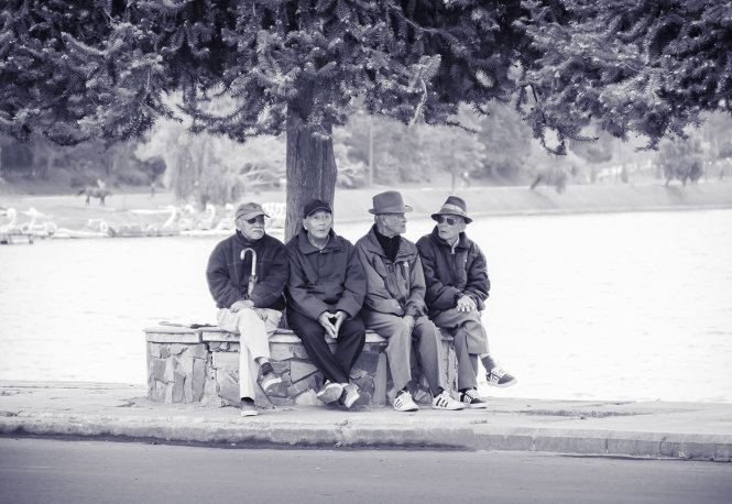 Besides depicting the landscapes, the photographers’ artworks also describe changes over time in Da Lat’s people and architecture, especially what has been caused by urbanization. Photo: The story of time. 