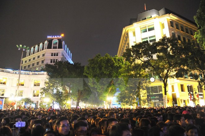 Đông đảo người dân thủ đô tập trung tại Quảng trường Cách mạng tháng Tám chào đón Năm mới 2016. (Ảnh: Minh Đức/TTXVN)