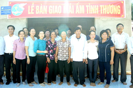Hội Liên hiệp phụ nữ tỉnh tặng mái ấm tình thương tại xã Đắk Lua (huyện Tân Phú).