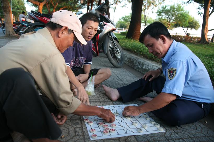 Những người lớn tuổi tổ chức chơi đánh cờ tướng ở Công viên Nguyễn Văn Trị.