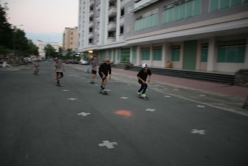 một nhóm thanh thiếu niên nhi đồng chơi trò trượt ván và đi xem đạp tại khu vực chung cư Nguyễn Ái Quốc