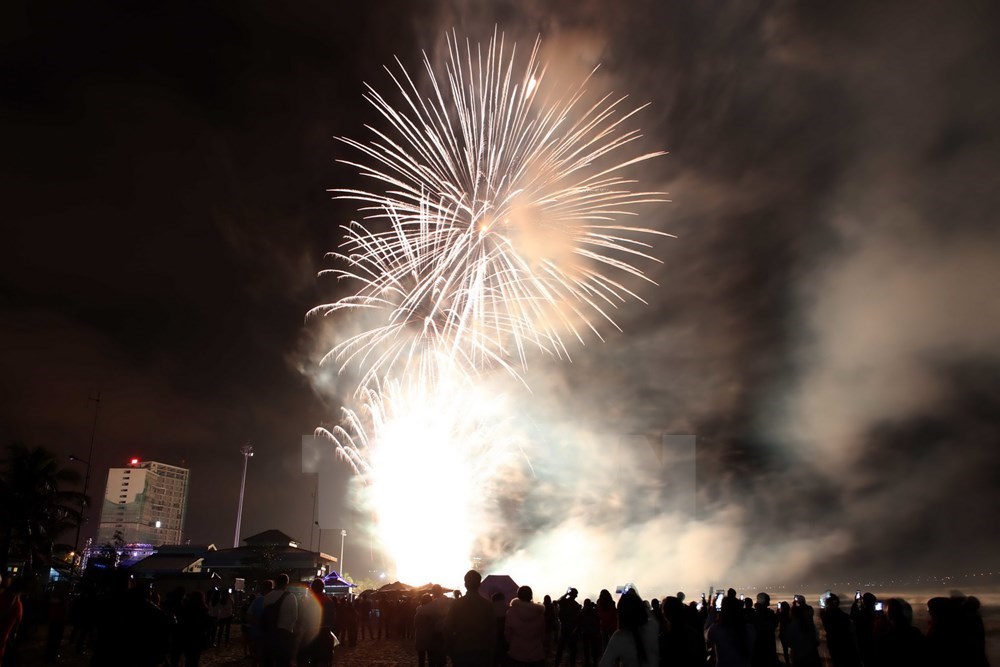 Da Nang residents gather on My Khe beach to enjoy fireworks