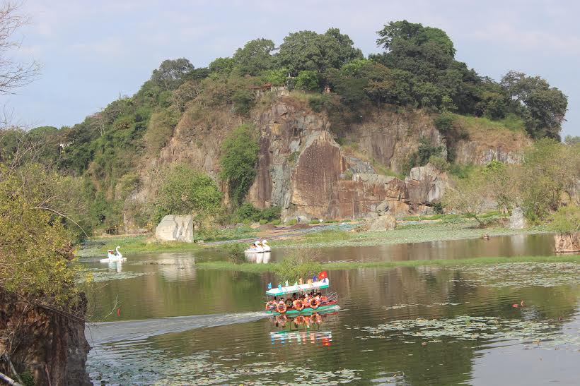 Khách đến tham quan Khu du lịch Bửu Long (TP. Biên Hòa)