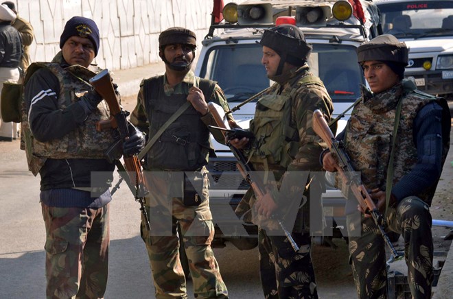 Binh sỹ Ấn Độ phong tỏa tuyến đường dẫn đến căn cứ Pathankot sau vụ tấn công ngày 2/1. (Ảnh: AFP/TTXVN)