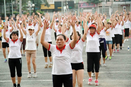 Người dân tập luyện trong trang phục mới do Công ty xuất nhập khẩu Biên Hòa tặng.