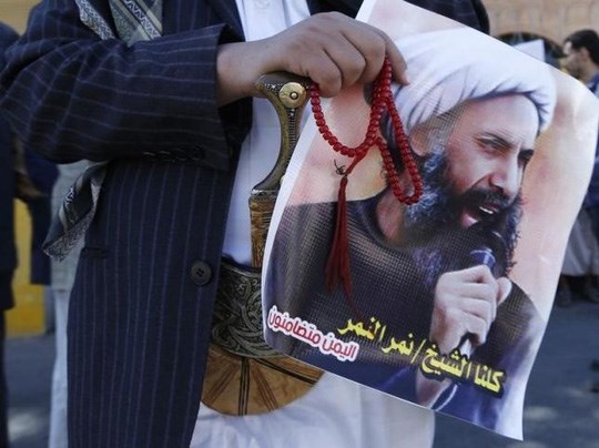 Người biểu tình cầm di ảnh của giáo sỹ Nimr al-Nimr. (Nguồn: Reuters)