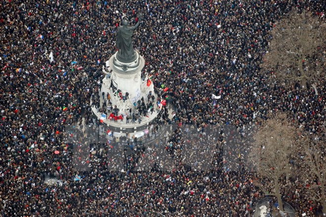 Nhân dân Paris tham gia cuộc tuần hành "Marche Republicaine" tại Quảng trường trung tâm thủ đô, biểu thị tinh thần đoàn kết và tưởng niệm những người thiệt mạng trong các vụ khủng bố ở nước này. (Nguồn: AFP/TTXVN)