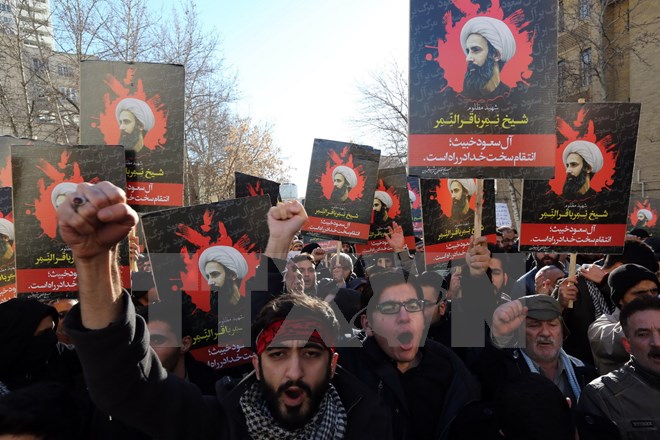 Cuộc biểu tình bên ngoài Đại sứ quán Saudi Arabia tại Tehran, Iran ngày 3/1. (Ảnh: AFP/TTXVN)