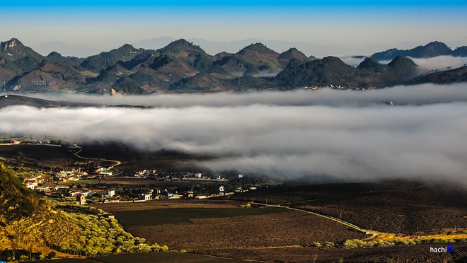 In early mornings on winter days, Moc Chau Plateau is covered by massive clouds