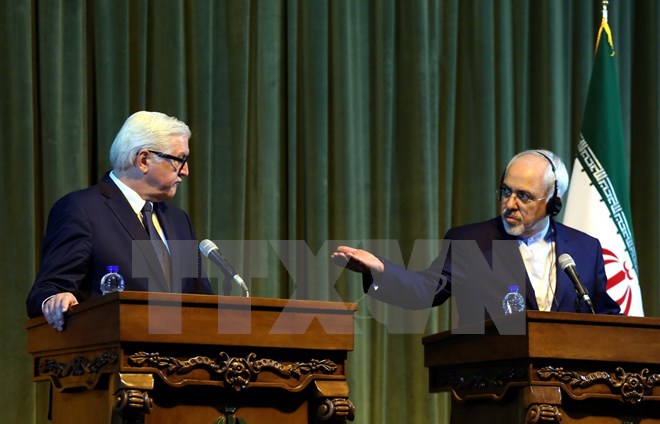 Ngoại trưởng Đức Frank-Walter Steinmeier (trái) và người đồng cấp Iran Mohammad Javad Zarif tại cuộc họp báo ở Tehran tháng 10/2015. (Ảnh: AFP/TTXVN)