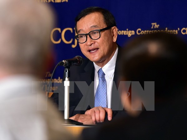 Ông Sam Rainsy (giữa) trả lời báo giới tại thủ đô Tokyo của Nhật Bản ngày 10/11. (Nguồn: AFP/TTXVN)
