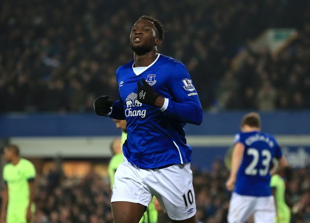 Lukaku mang chiến thắng về cho Everton. 