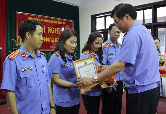  Đồng chí Trần Công Phàn, Phó Viện trưởng Viện kiểm sát nhân dân Tối cao tặng cờ thi đua cho đại diện Viện kiểm sát nhân dân tỉnh.