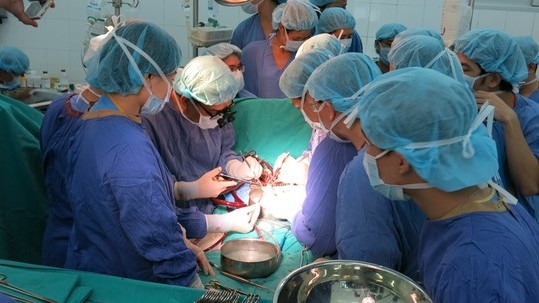 Doctors at Hanoi-based Vietnam-Germany Hospital conduct a heart transplant right after receiving a heart that traveled 1,700km from Ho Chi Minh City to Hanoi. (Credit: nld.com.vn)