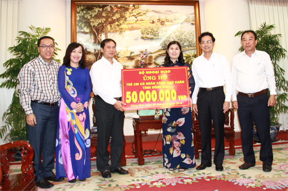 Thứ trưởng Bùi Thanh Sơn trao bảng tượng trưng số tiền 50 triệu đồng cho cho trẻ em nghèo của tỉnh.