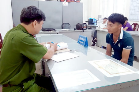 Cán bộ điều tra lấy lời khai đối với Lê Đức Quyền.