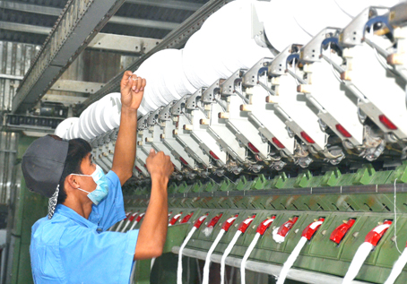 Sản xuất sợi để xuất khẩu tại một công ty ở huyện Long Thành.