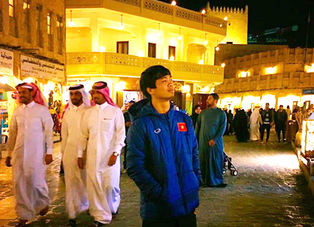 Công Phượng dạo phố ở thủ đô Doha. Ảnh: T.Xuyên