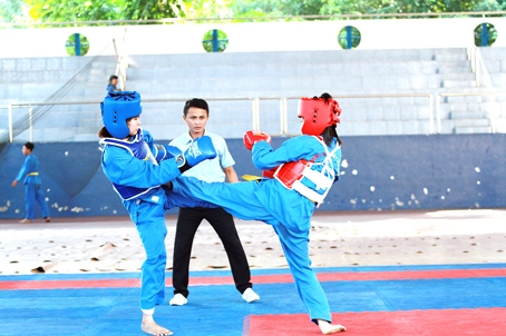 Các VĐV thi đấu đối kháng môn vovinam. Ảnh: H.Anh