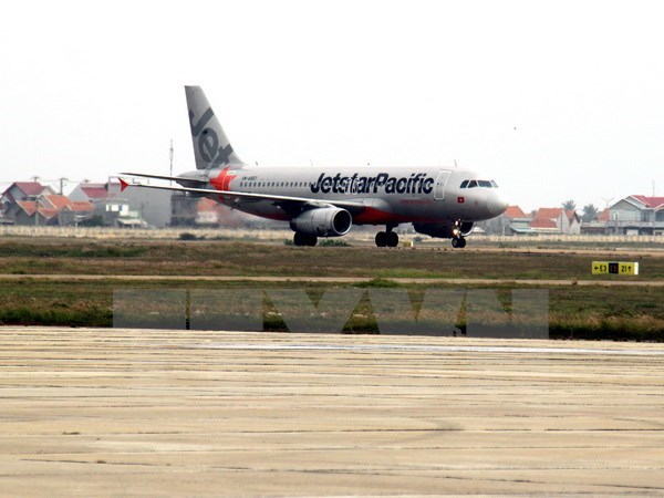 Airbus A320 lands at Tuy Hoa airport - Illustrative image 