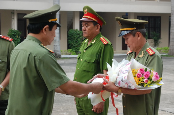 Thừa ủy quyền của Giám đốc, Đại tá Ngô Minh Đức, Phó giám đốc Công an tỉnh trao thưởng các tập thể phá án